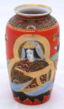 Kleine rote Vase mit Figuren und Drache Kleine rote Vase mit Figuren und Drache