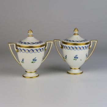 Zwei Porzellan Vasen mit Deckel - weißes Porzellan - Wien 1799 - 1799